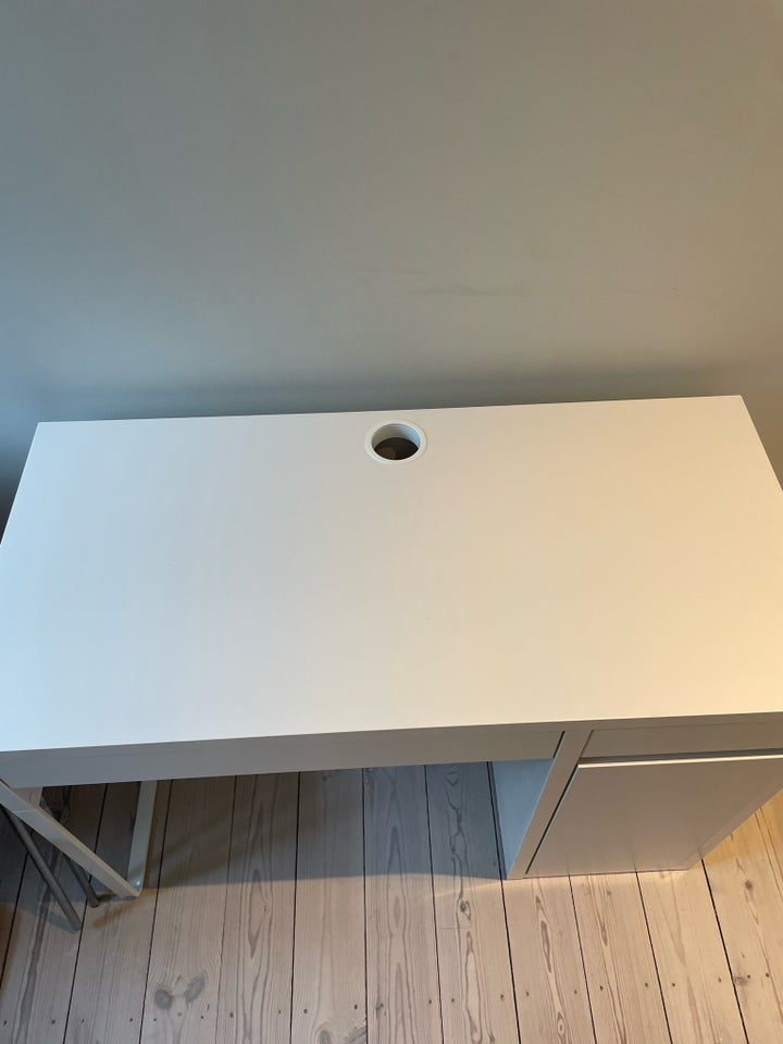 Skrivebord, IKEA MICKE, b: 105 d: 50