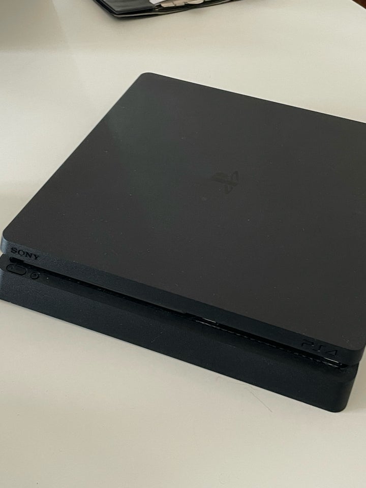 Playstation 4, Slim