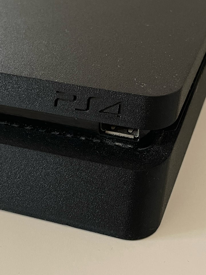 Playstation 4, Slim