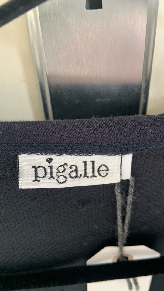 Cardigan, Pigalle, str. 36