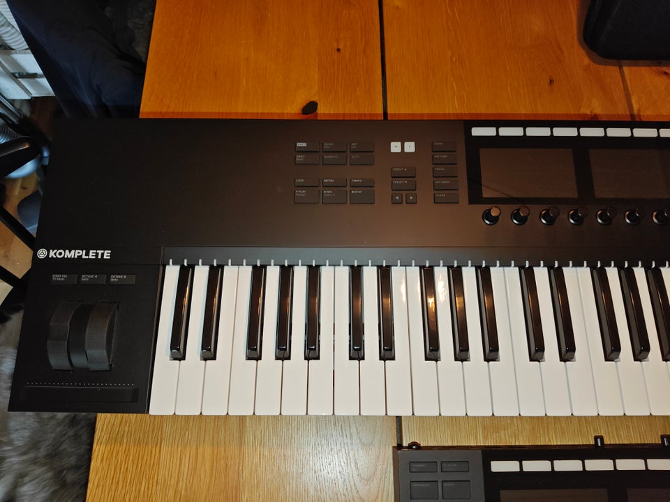 Andet, Native Instruments S61 MK2 +