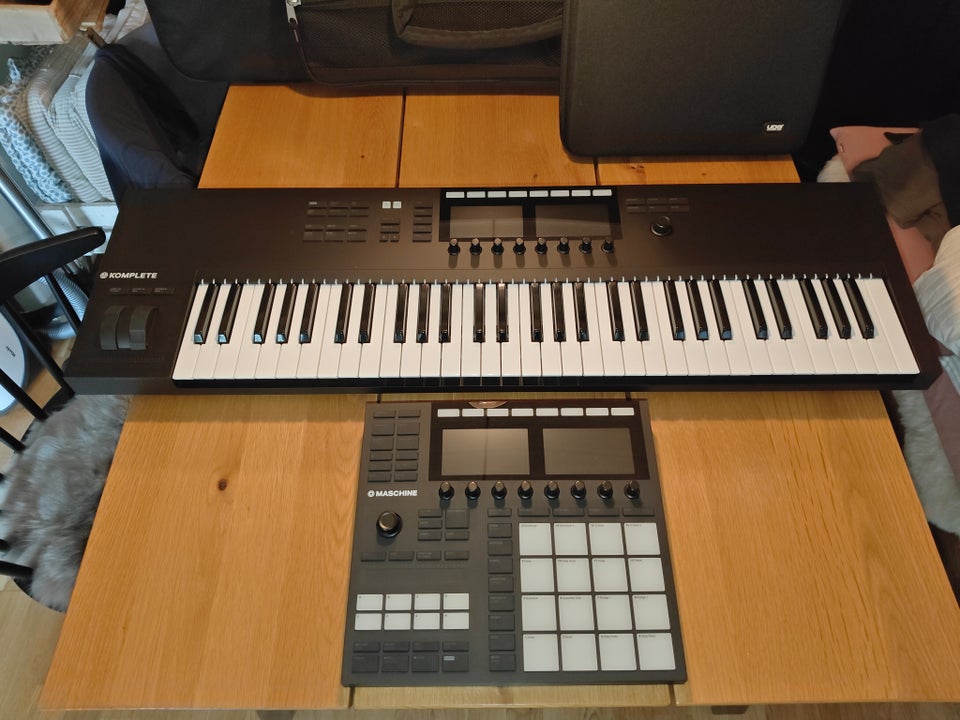 Andet, Native Instruments S61 MK2 +