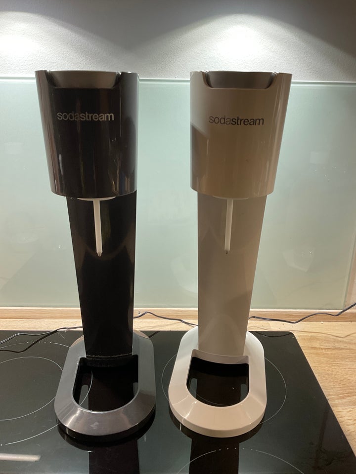 2 sodastream maskiner og 4 flasker