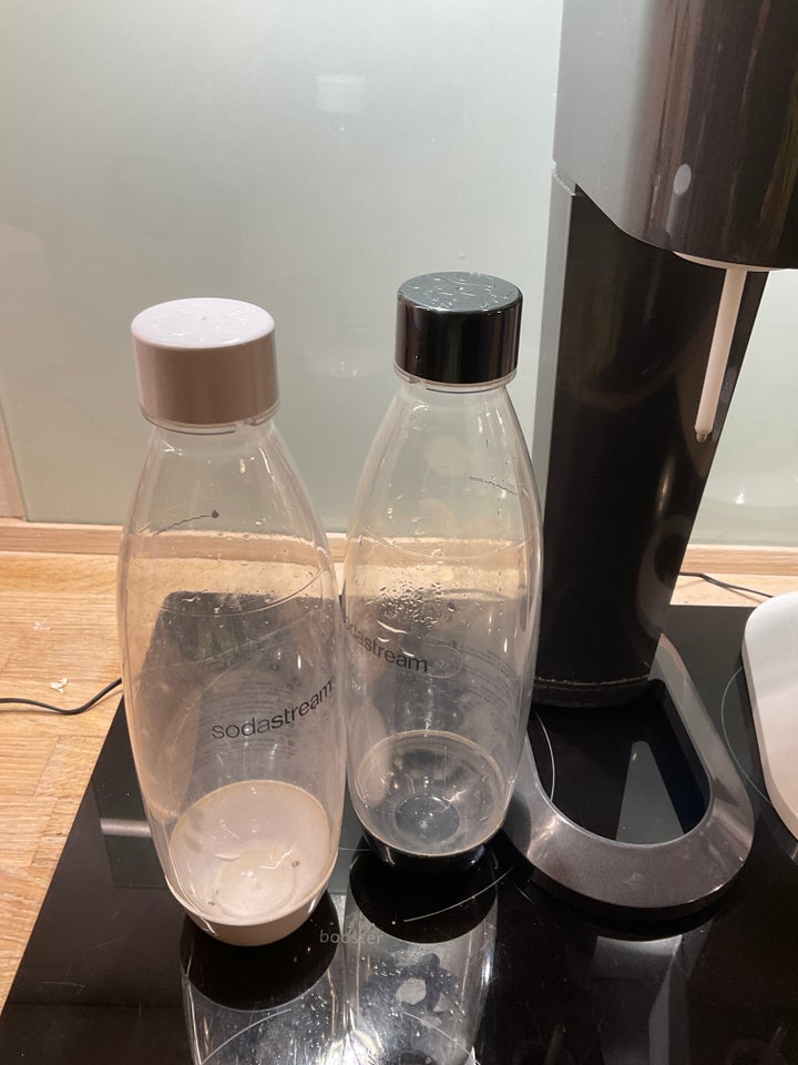 2 sodastream maskiner og 4 flasker