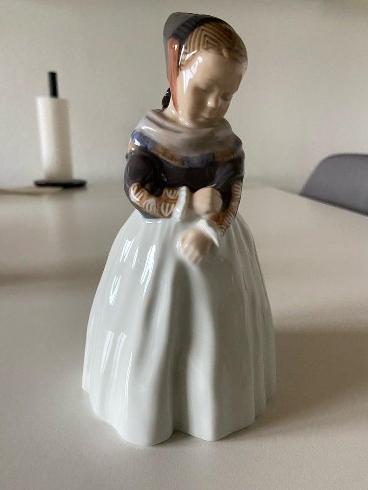 Amagerpige Kgl porcelæn