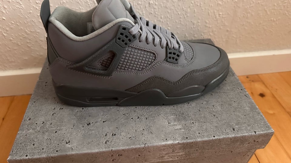 Herresko, Jordan 4 Wet Cement , str.