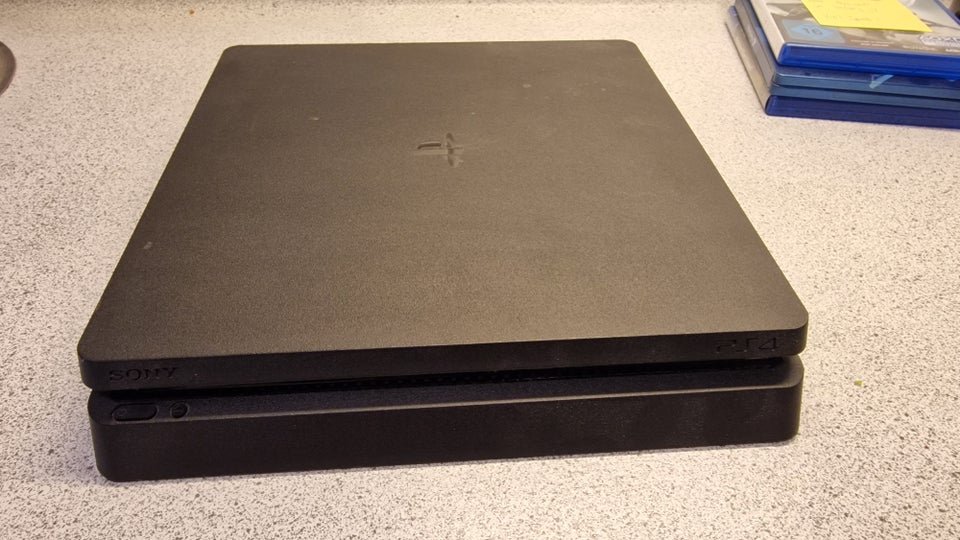 Playstation 4, Slim, CUH-2216B