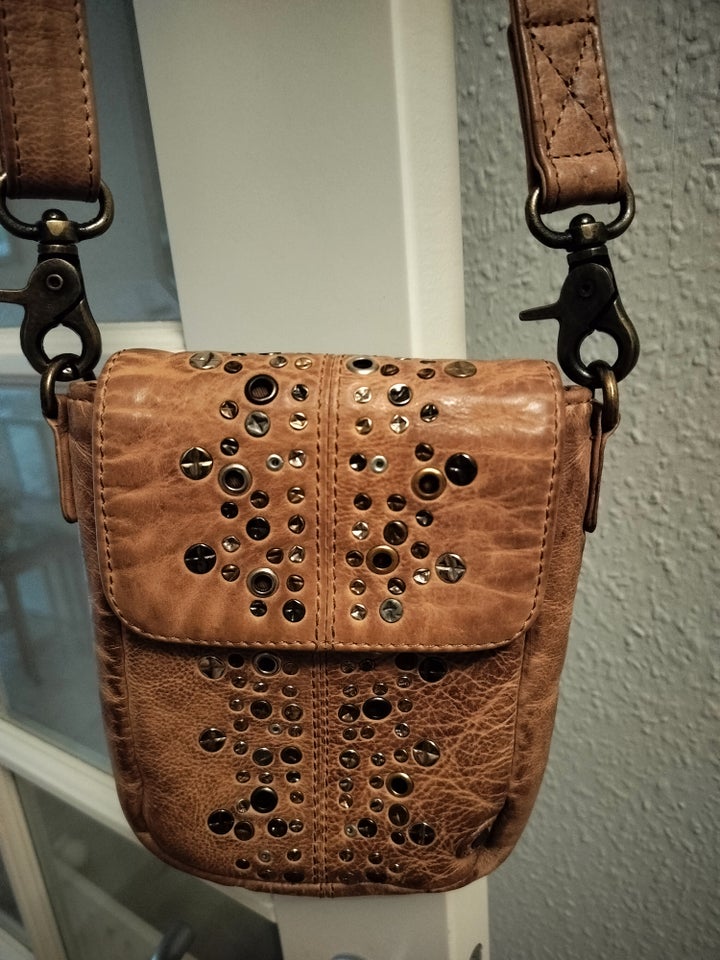 Crossbody, Depeche