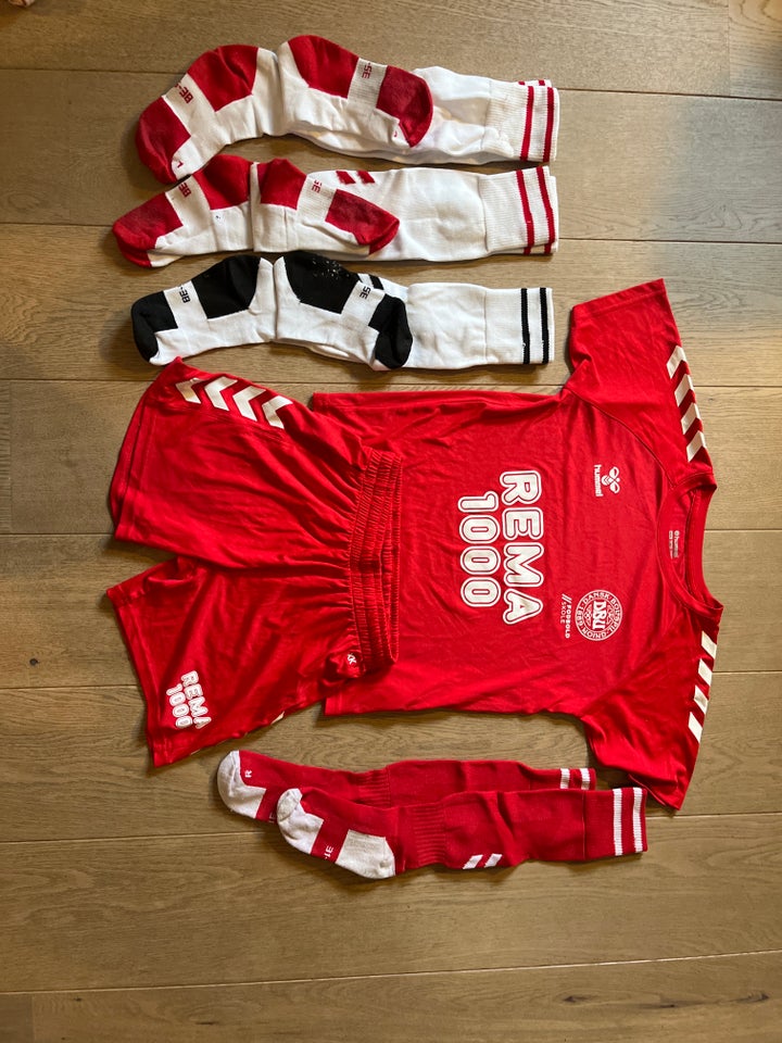 Fodboldsæt, T-shirt, shorts og