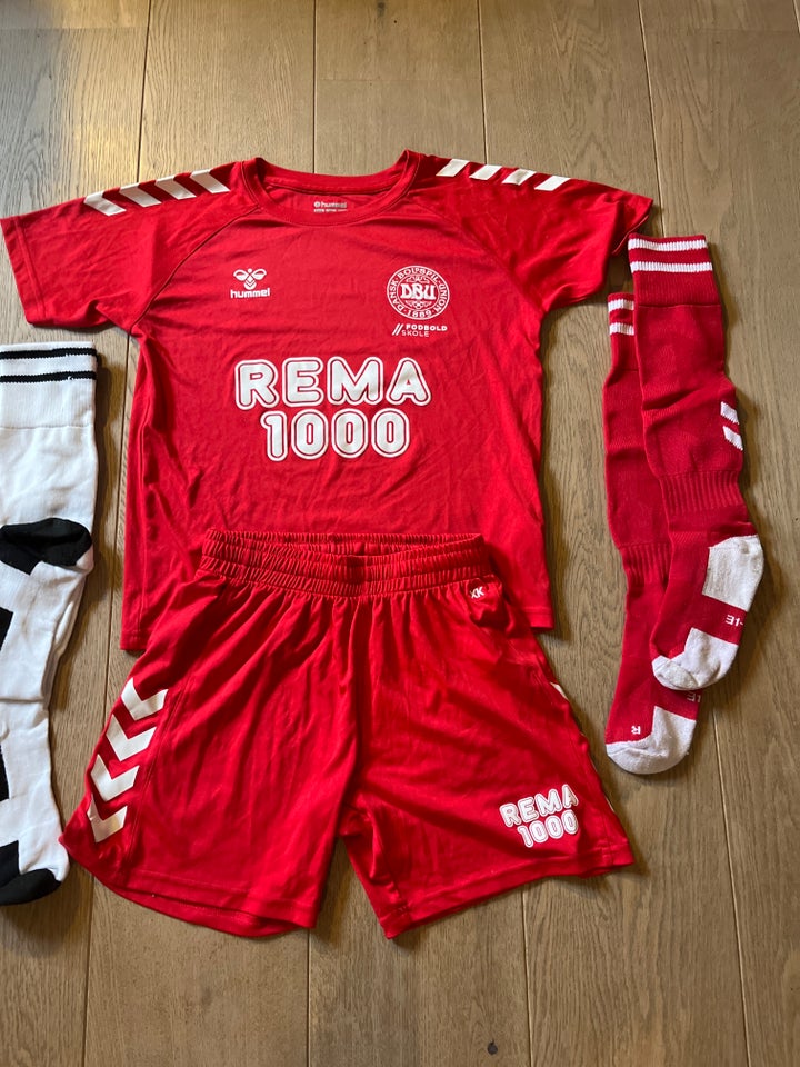 Fodboldsæt, T-shirt, shorts og