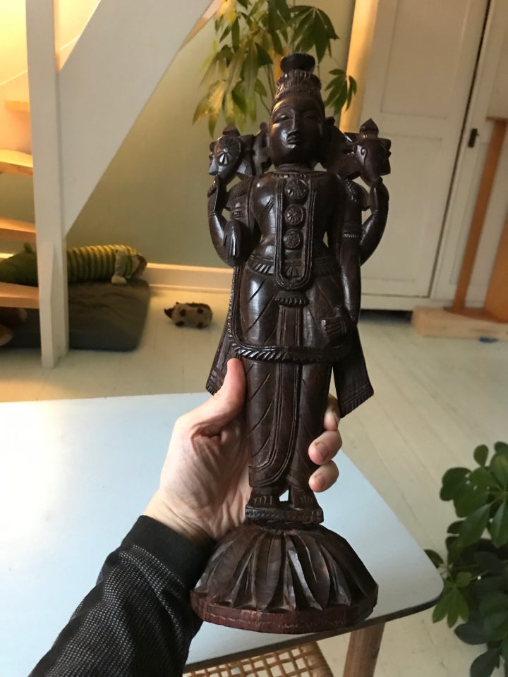 Smuk buddhistisk figur i træ