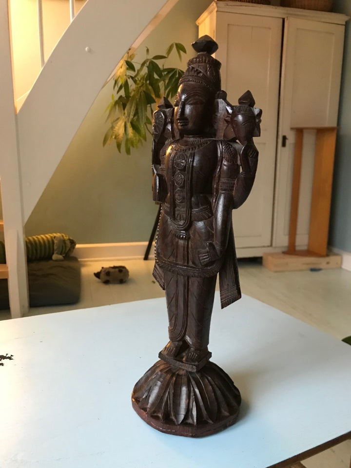 Smuk buddhistisk figur i træ