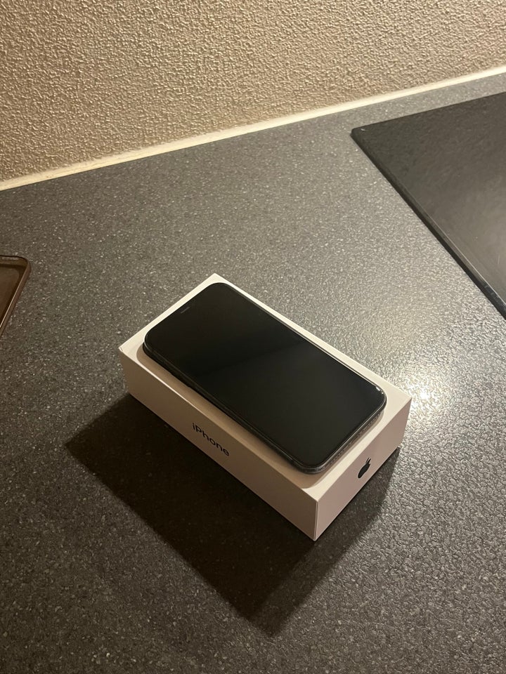 iPhone 11, 128 GB, sort