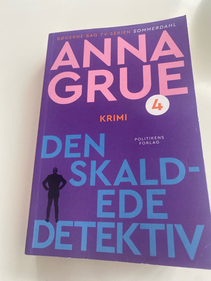 Den skaldede detektiv, Anna grue,