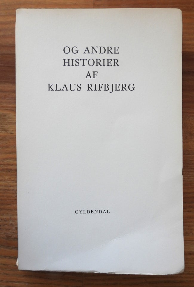 OG ANDRE HISTORIER, KLAUS