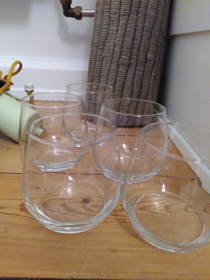 Drinking glasses, /