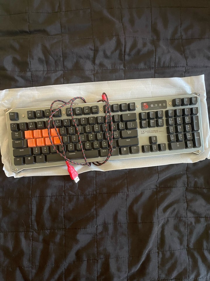 Tastatur, Bloody, God