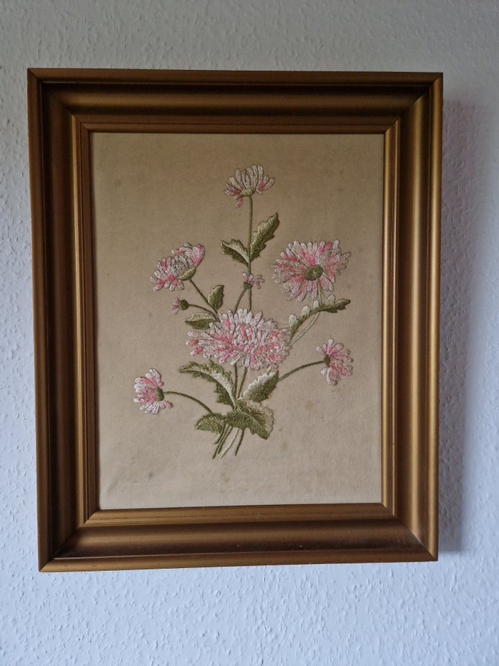 Smukt blomsterbroderi i ramme.,