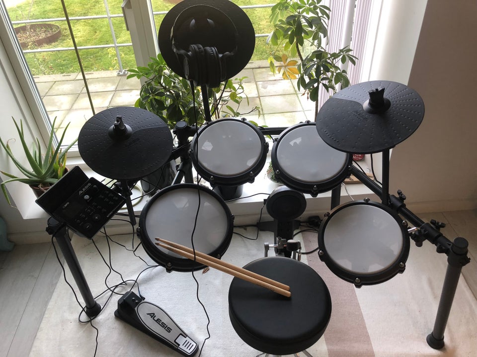 Alesis Nitro Max Kit Bundle