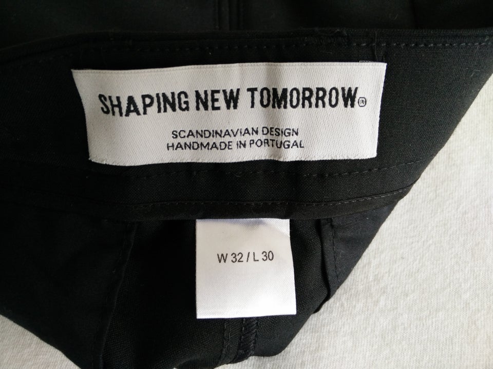 Bukser, Shaping New Tomorrow, str.