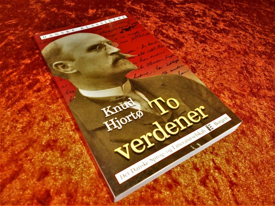 To verdener, Knud Hjortø, genre: