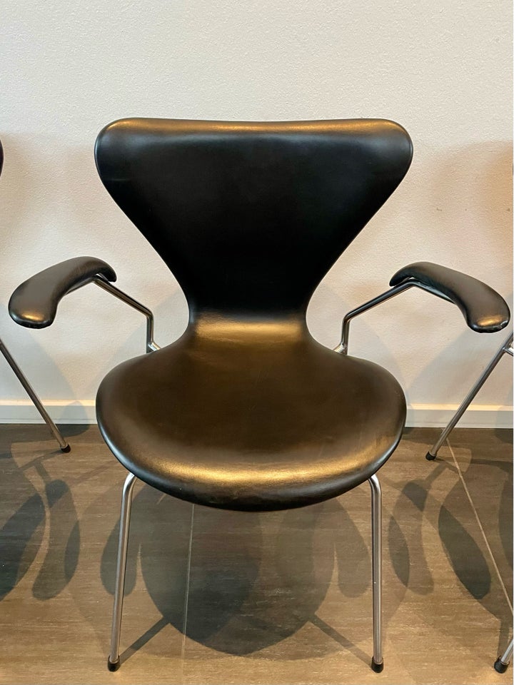 Arne Jacobsen, 3207 i sort læder,