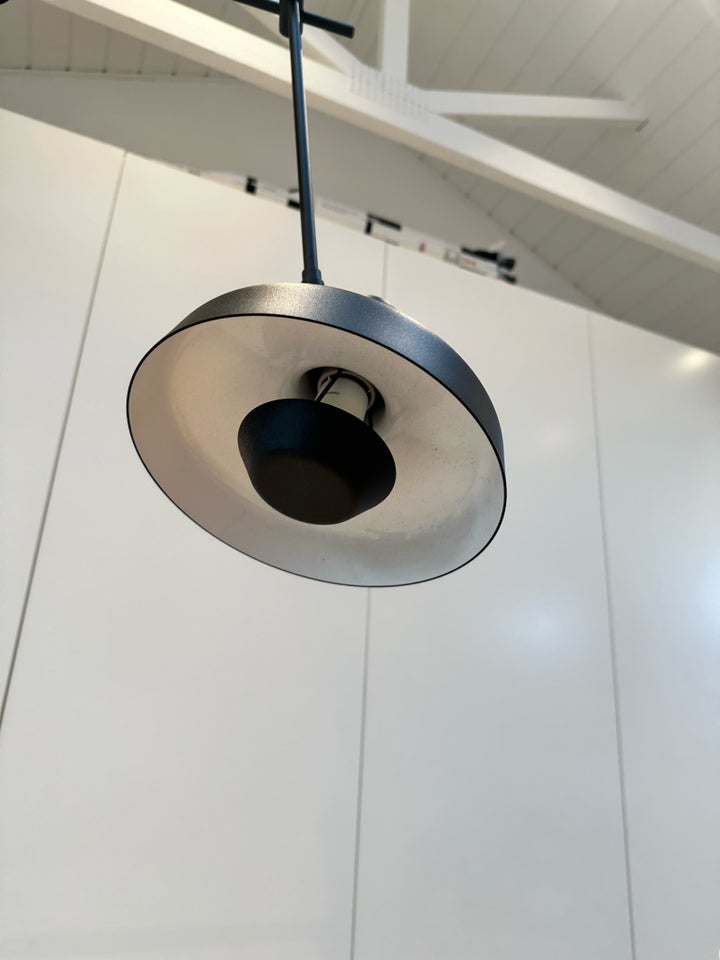 Anden loftslampe, Grupa