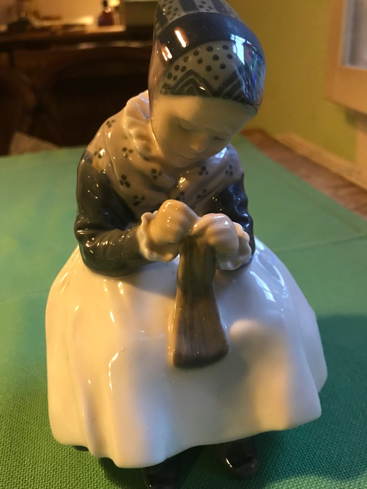 Porcelæn, Strikkende pige. Figur,