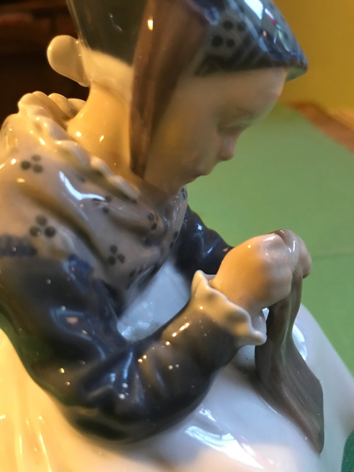 Porcelæn, Strikkende pige. Figur,