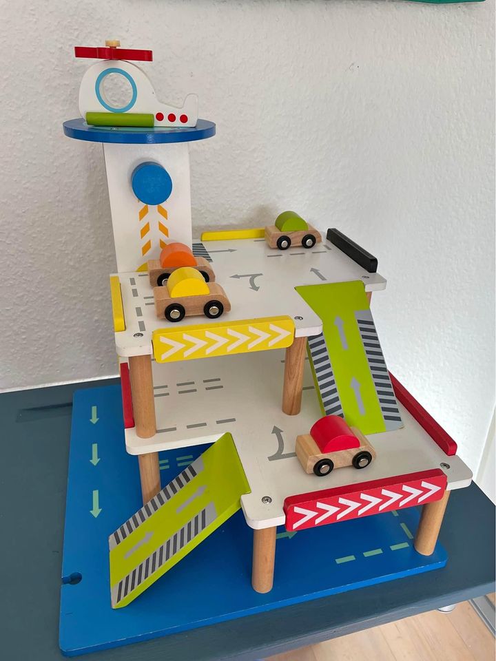 Toys - Wooden parking with 4 cars