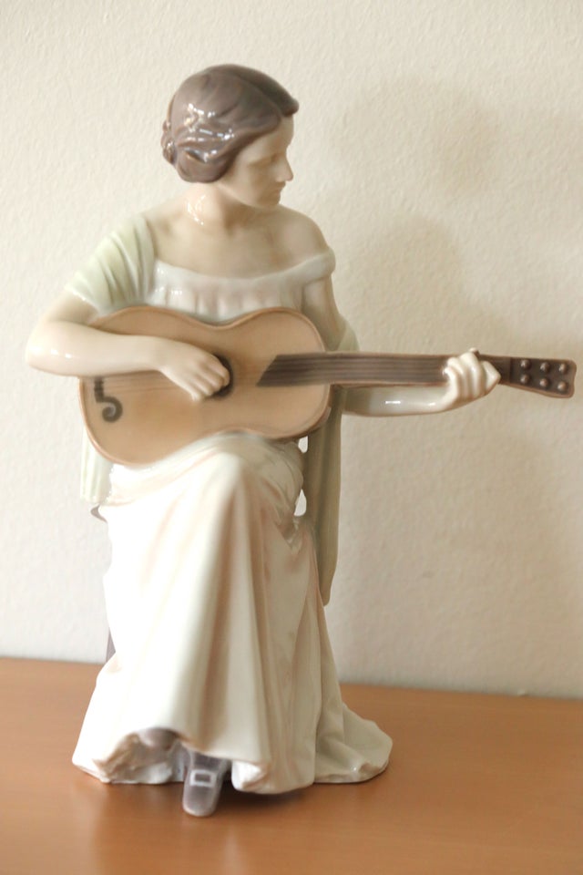 Figur: Kvinde med guitae, B  G