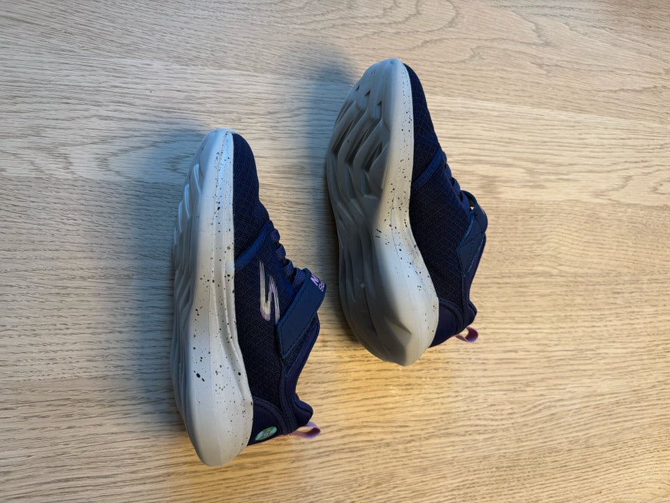 Kondisko, str. 30, Skechers