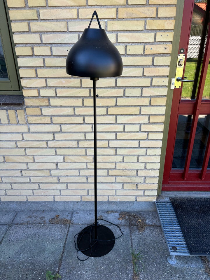 Gulvlampe, Dyberg Larsen