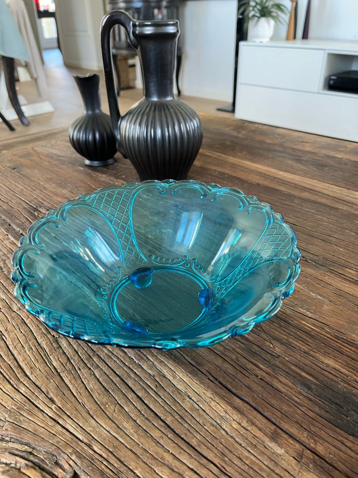 Turkis glasskål, Presset glas