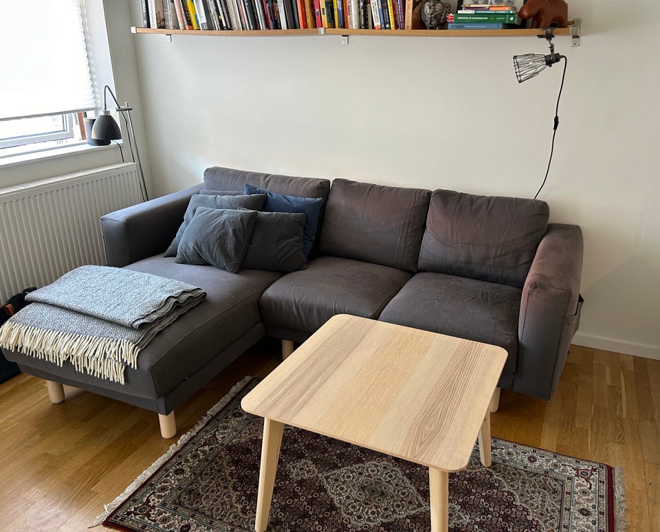 Grå chaiselong sofa med sof