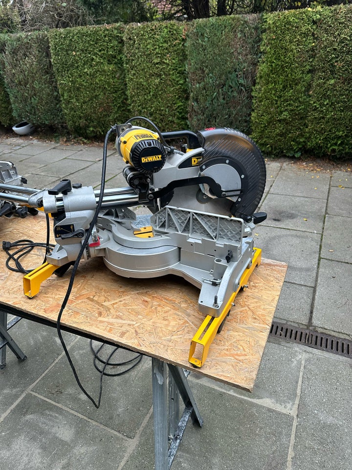 Afkortersav, DeWalt DW718xps