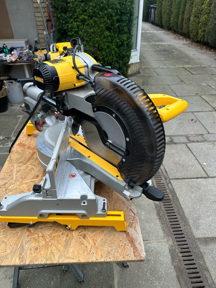 Afkortersav, DeWalt DW718xps