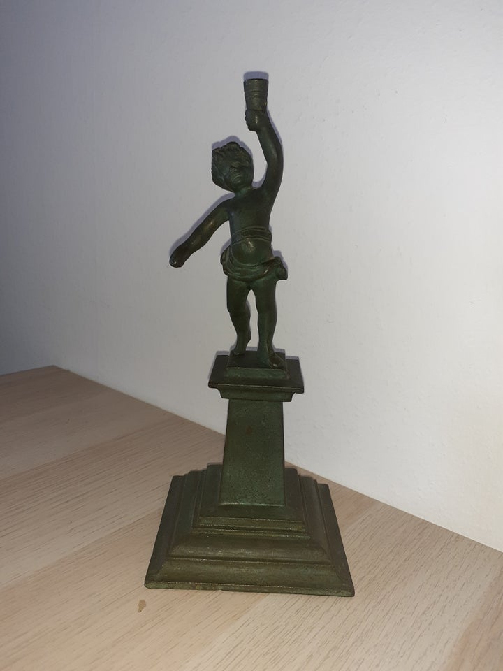 Figur på pilistat bronze 100 år