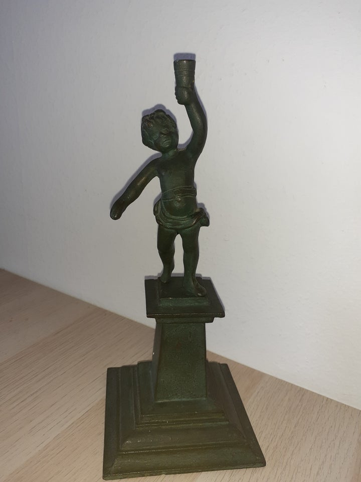 Figur på pilistat bronze 100 år