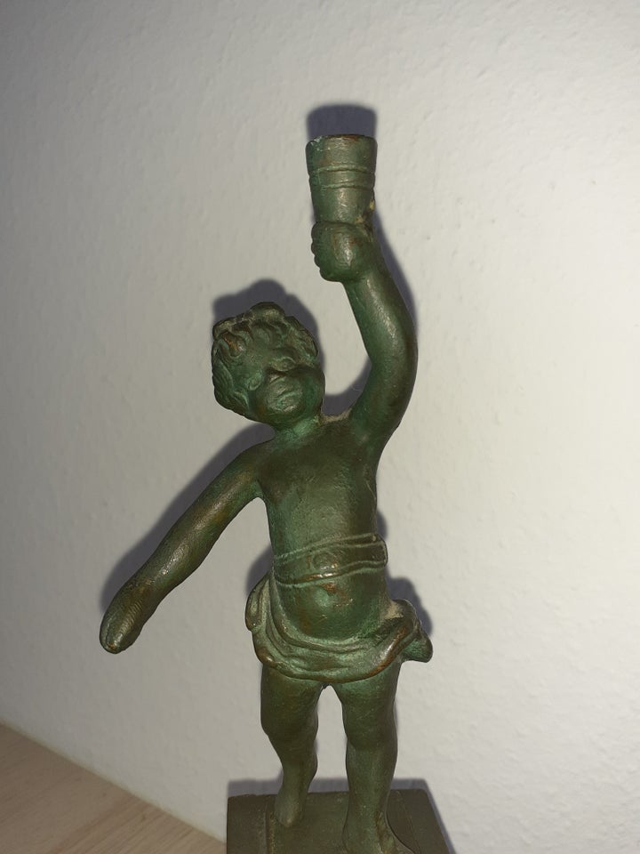 Figur på pilistat bronze 100 år