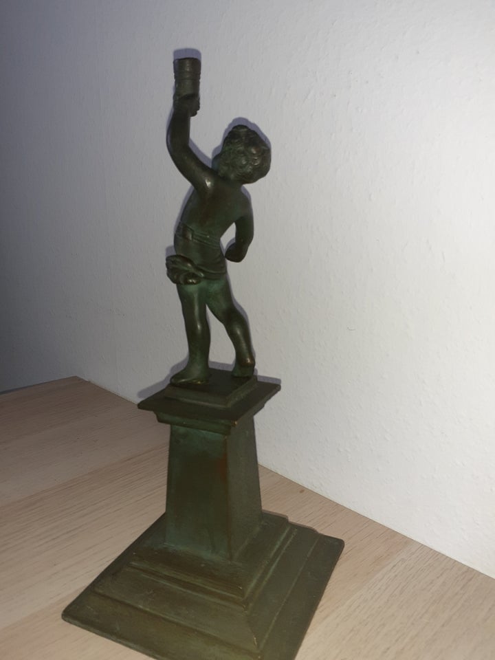 Figur på pilistat bronze 100 år