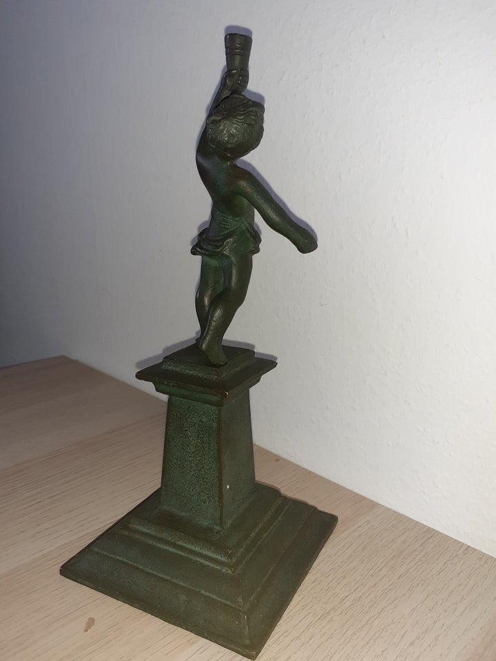 Figur på pilistat bronze 100 år