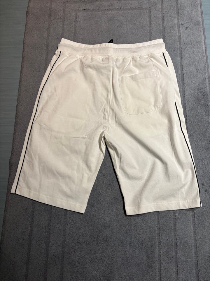 Shorts, Louis Vuitton, str. 54