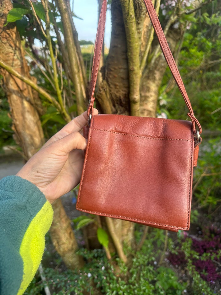 Crossbody, Nature