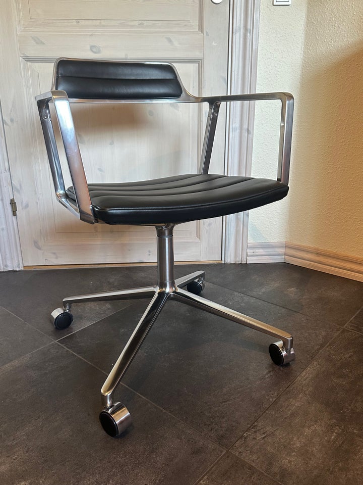 Anden arkitekt Vipp 452 Swivel