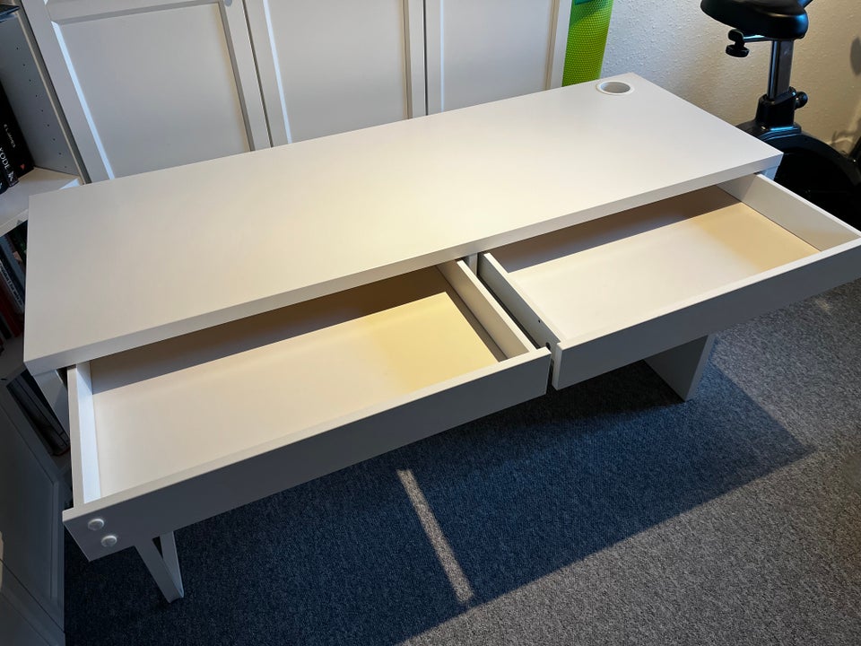 Skrivebord, IKEA, b: 142 d: 50 h: 75