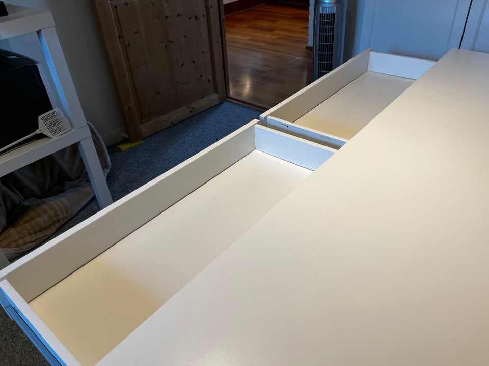 Skrivebord, IKEA, b: 142 d: 50 h: 75