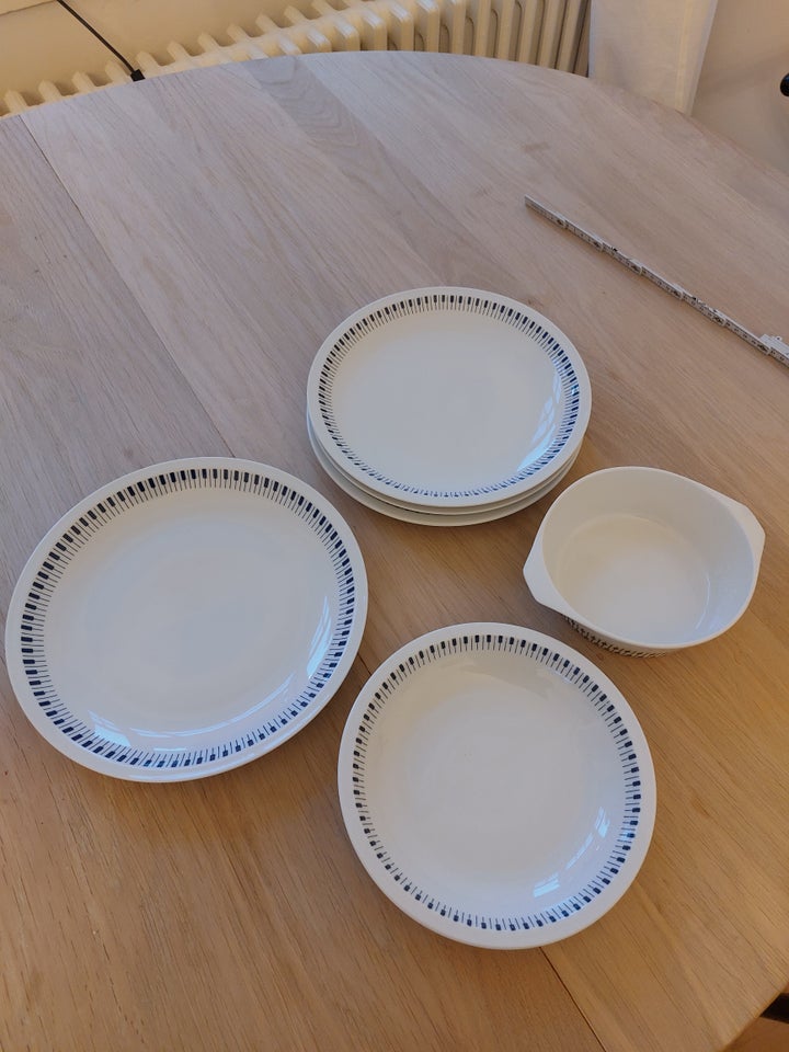 Porcelæn 5 tallerkener og 1 fad