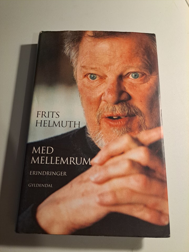 Med mellemrum, Frits Helmuth