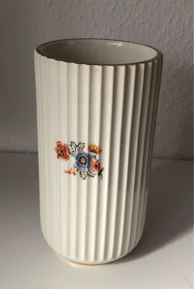 Porcelæn, Rillede blomster vase,